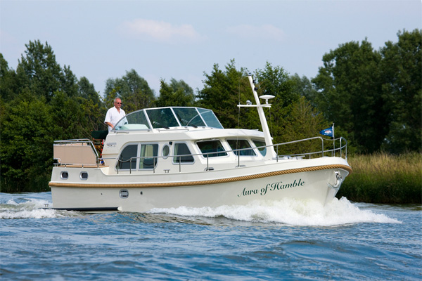 Cruisers for hire on the Shannon River - Linssen 34.9