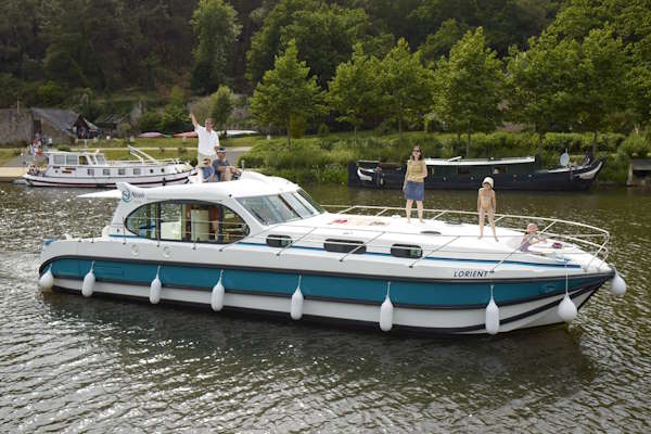 Cruisers for hire on the Shannon River - Galway Octo