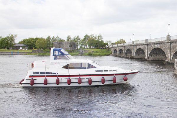 Cruisers for hire on the Shannon River - Silver Swan
