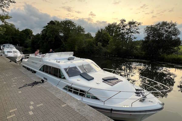 Shannon Boat Hire Gallery - Moored up on a Silver Breeze