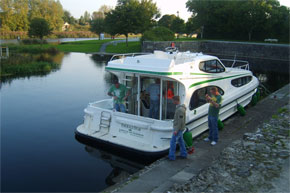 Shannon River Boat Hire Travel Guide - Lanesborough